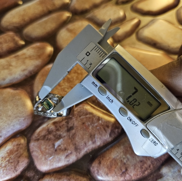 Green Quartz (.9tcw) Platinum Technibond Size 7 Ring with Warranty - Picture 7 of 13